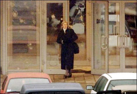 Анна Политковская выходит из здания ДК. (Фото с телеэкрана)
