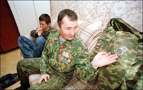 Майор Шафиков с сыном Эдиком. Куда идти орденоносцу? (Фото Ксении Бондаревой)