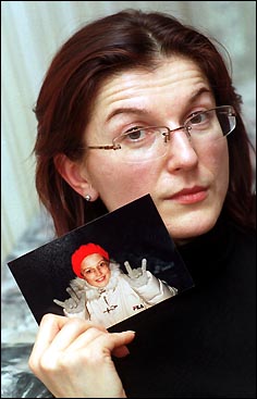 Наталья Фролова с фотографией погибшей дочери