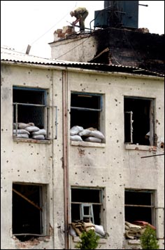 "Только разбитые окна напоминали о трагедии". (Фото — EPA)