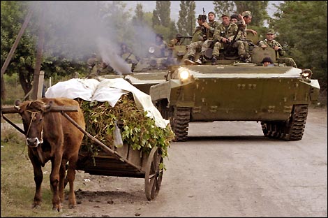 Россия выходит на военно-грузинскую дорогу. (Фото — EPA)