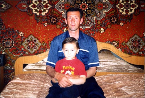 Папа и сын. Артур Рубаев погиб, когда повел сына в первый класс. Бориска выжил, но остался сиротой — его мама тоже погибла в первой школе.