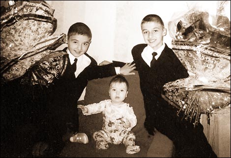 1 сентября 2004 года. Жорик (слева), Саша и Вика Агаевы. Снимает Зифа — их мама. Пройдут две минуты, и Зифа поведет Жорика и Сашу на ту самую линейку... То есть это — самая последняя фотография Жорика.