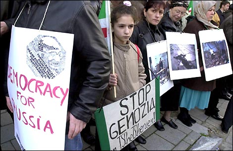 В отличие от политиков, простые европейцы к войе в Чечне относятся однозначно. (Фото — EPA)