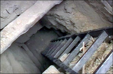 Спуск в подвал, где скрывался Масхадов. (Фото — EPA)