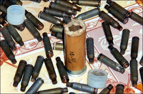 "Антиоранжевый" набор, собранный после расстрела. Боевыми тоже палили. (Фото Анны Политковской)