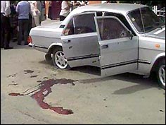9 июня, 9.05: расстреляна машина главы администрации. (Фото — newsru.com)